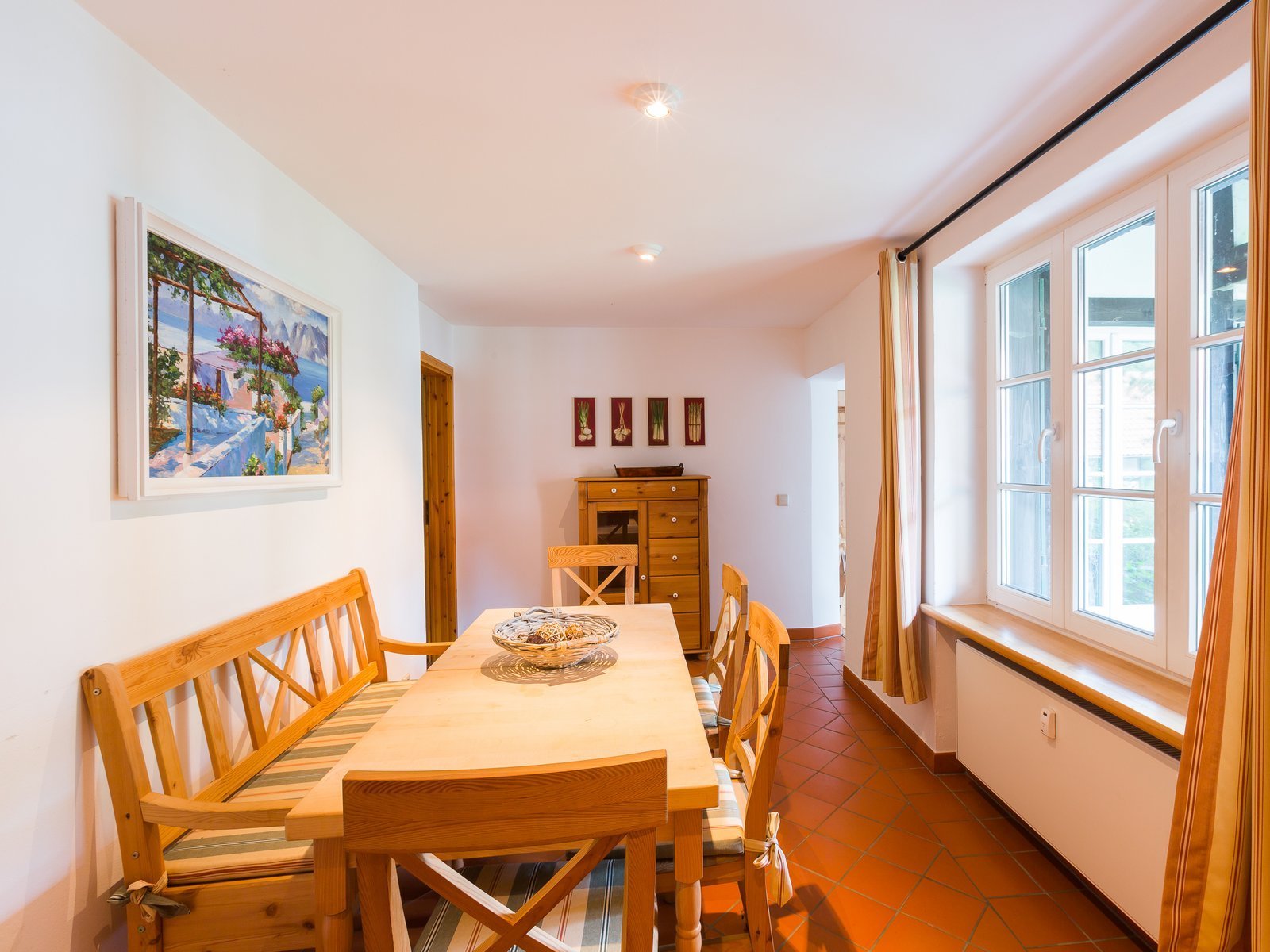 Sitzbank und Tisch in der Reiterwohnung im Forsthaus