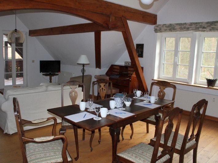 Innenansicht mit Tisch und Stühlen von der Försterwohnung im Forsthaus