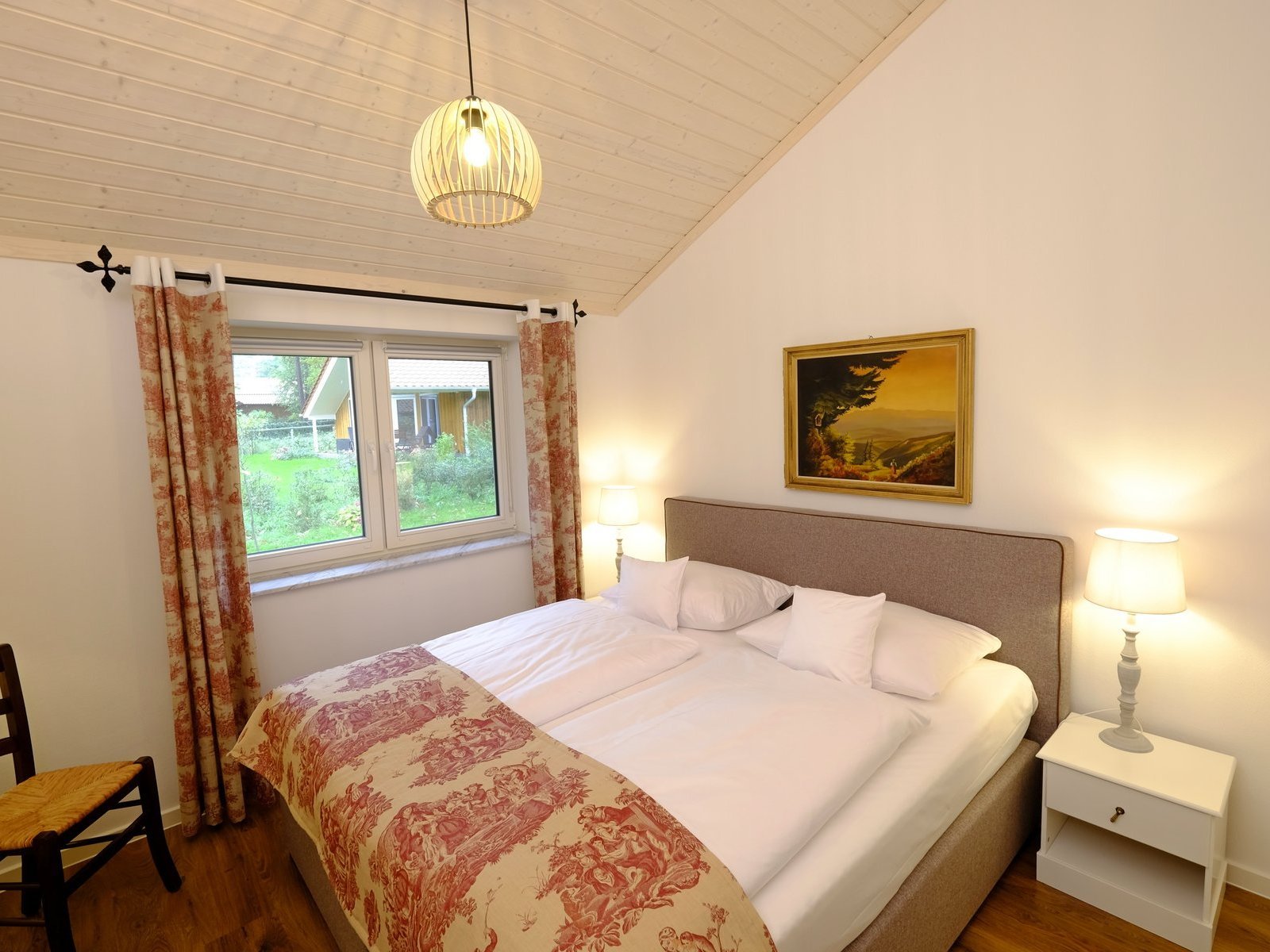 Innenansicht mit Bett und Fenster