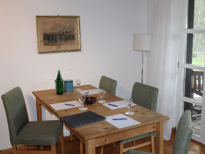 Tisch und Stühle im Geigenhaus