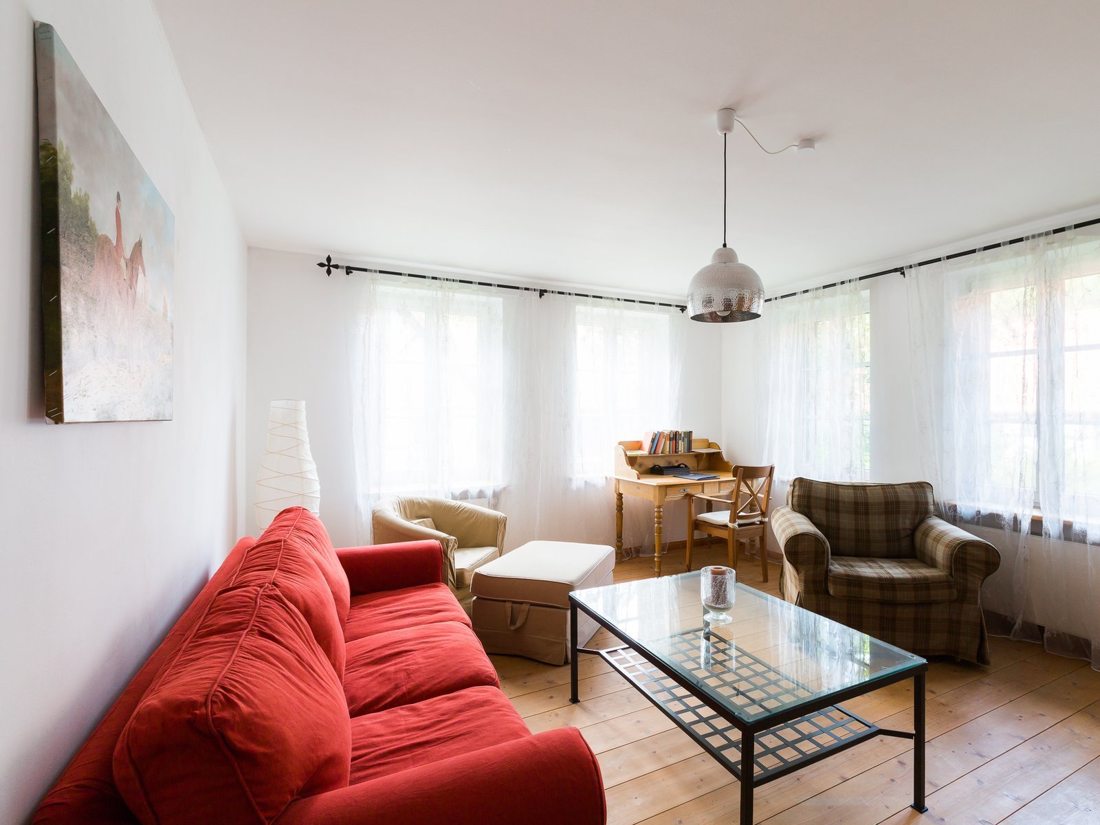 Couch, Tisch und Fenster in der Reiterwohnung im Forsthaus